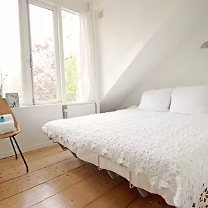 Beautiful 2 Floor Vondelpark Apartment. Bed & Breakfast